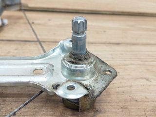 bontott OPEL CORSA C Bal hátsó Ablakemelő Szerkezet (Mechanikus)