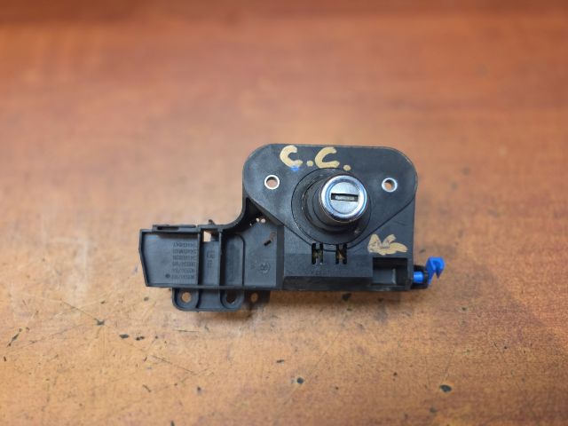 bontott OPEL CORSA C Csomagtér Nyitó Kar / Gomb