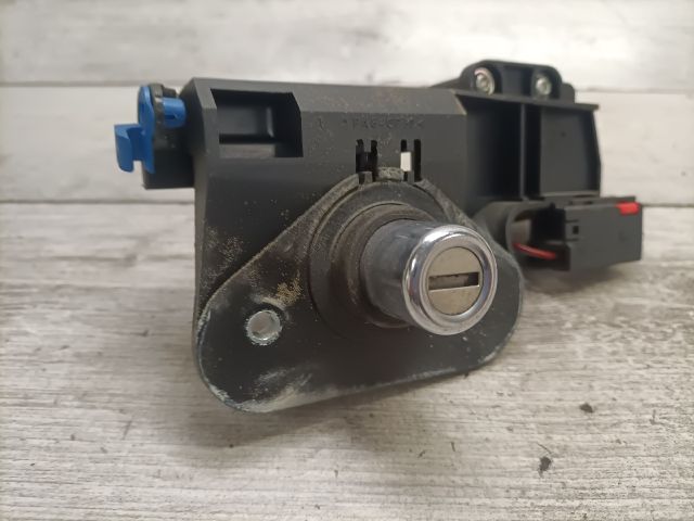 bontott OPEL CORSA C Csomagtér Nyitó Kar / Gomb