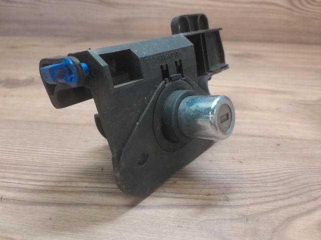 bontott OPEL CORSA C Csomagtér Nyitó Kar / Gomb