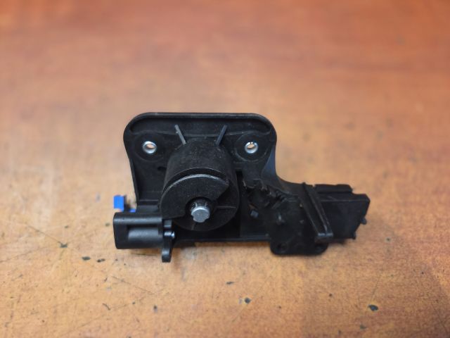 bontott OPEL CORSA C Csomagtér Nyitó Kar / Gomb