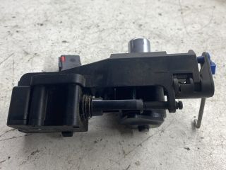 bontott OPEL CORSA C Csomagtér Nyitó Kar / Gomb