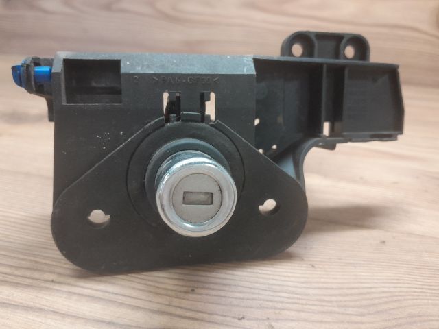 bontott OPEL CORSA C Csomagtér Nyitó Kar / Gomb