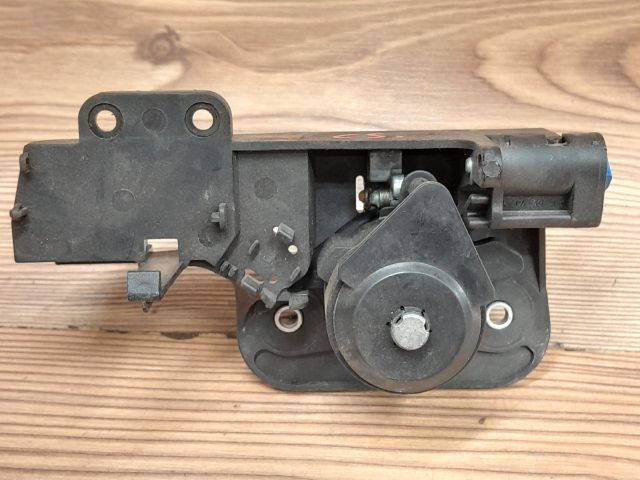 bontott OPEL CORSA C Csomagtér Nyitó Kar / Gomb