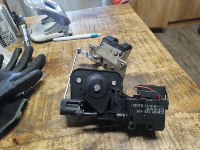 bontott OPEL CORSA C Csomagtérajtó Zárbetét