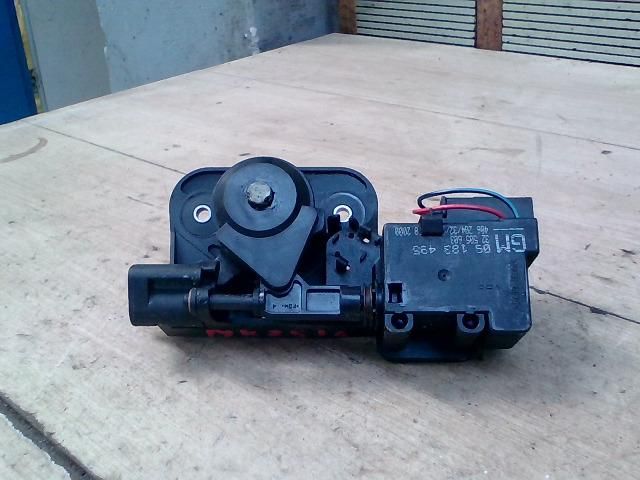 bontott OPEL CORSA C Csomagtérajtó Zárbetét