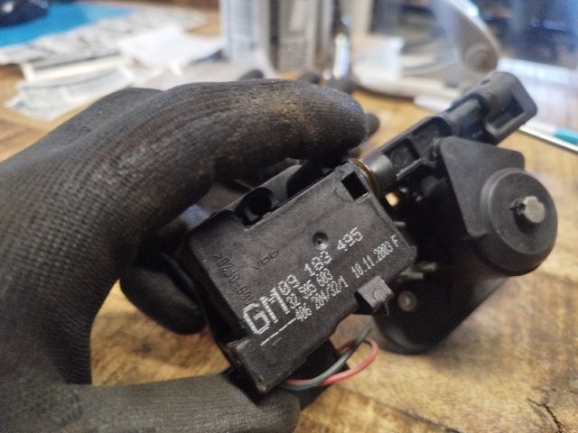 bontott OPEL CORSA C Csomagtérajtó Zárbetét