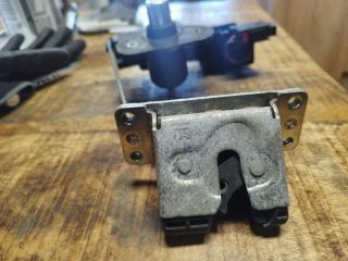 bontott OPEL CORSA C Csomagtérajtó Zárbetét