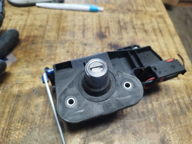 bontott OPEL CORSA C Csomagtérajtó Zárbetét