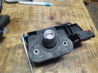 bontott OPEL CORSA C Csomagtérajtó Zárbetét