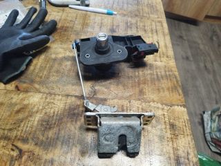 bontott OPEL CORSA C Csomagtérajtó Zárbetét