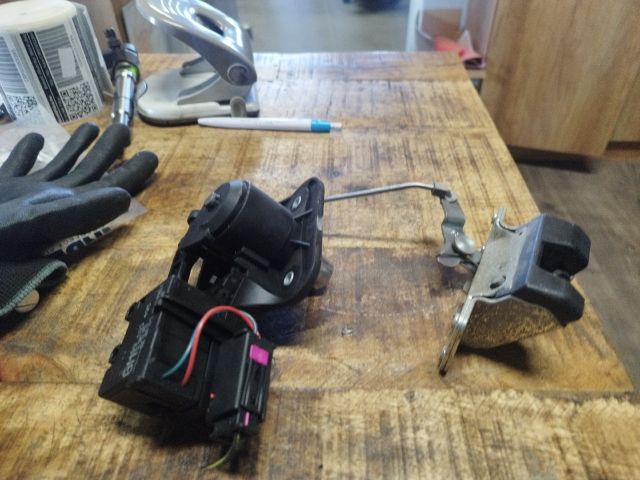 bontott OPEL CORSA C Csomagtérajtó Zárbetét