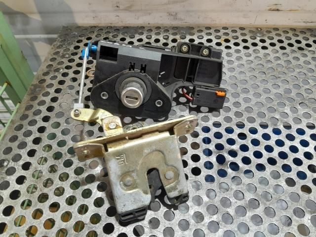 bontott OPEL CORSA C Csomagtérajtó Zárszerkezet