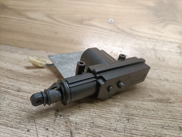 bontott OPEL CORSA C Központizár Motor Csomagtérajtó