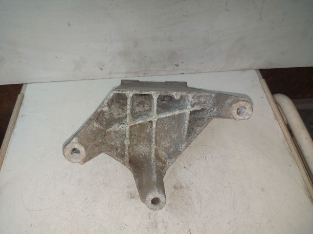 bontott OPEL CORSA C Motor Tartó Bak (Fém)