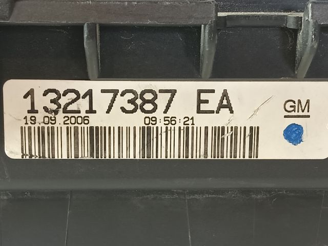 bontott OPEL CORSA D Biztosítéktábla Motortér