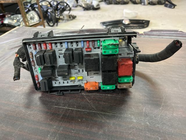 bontott OPEL CORSA D Biztosítéktábla Motortér