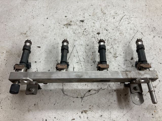 bontott OPEL CORSA D Porlasztó Sor / Híd