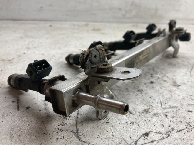 bontott OPEL CORSA D Porlasztó Sor / Híd