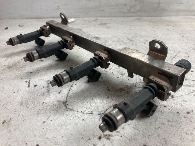 bontott OPEL CORSA D Porlasztó Sor / Híd