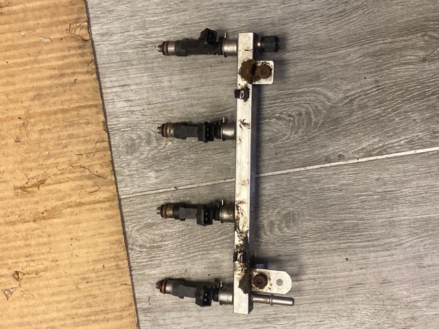 bontott OPEL CORSA D Porlasztó Sor / Híd