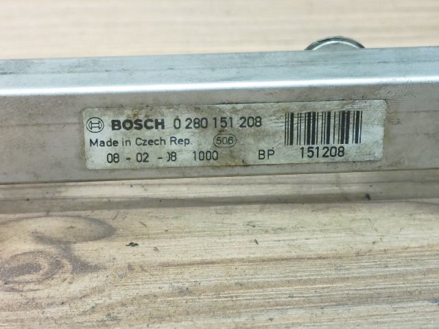 bontott OPEL CORSA D Porlasztó Sor / Híd