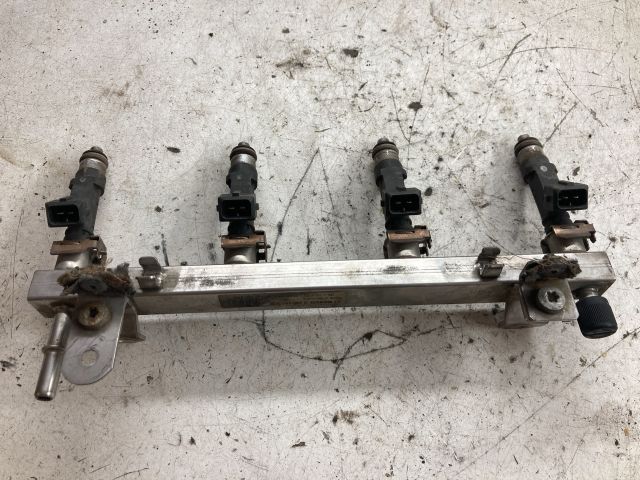 bontott OPEL CORSA D Porlasztó Sor / Híd