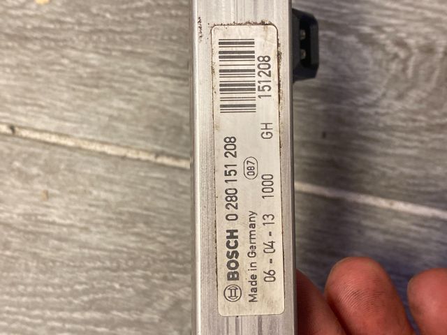 bontott OPEL CORSA D Porlasztó Sor / Híd