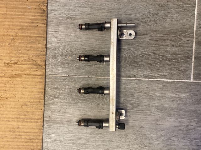 bontott OPEL CORSA D Porlasztó Sor / Híd