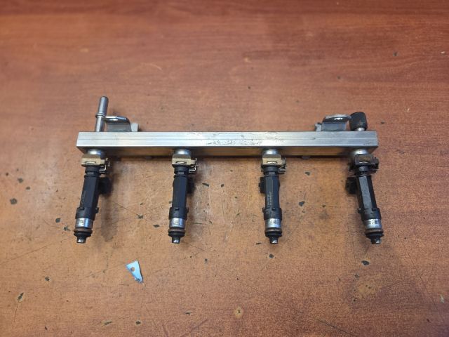 bontott OPEL CORSA D Porlasztó Sor / Híd