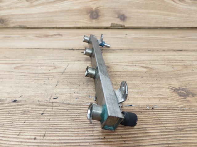 bontott OPEL CORSA D Porlasztó Sor / Híd