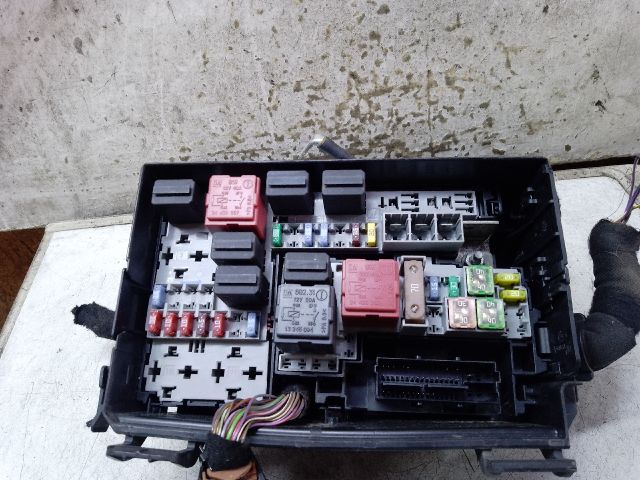 bontott OPEL CORSA D Biztosítéktábla Motortér