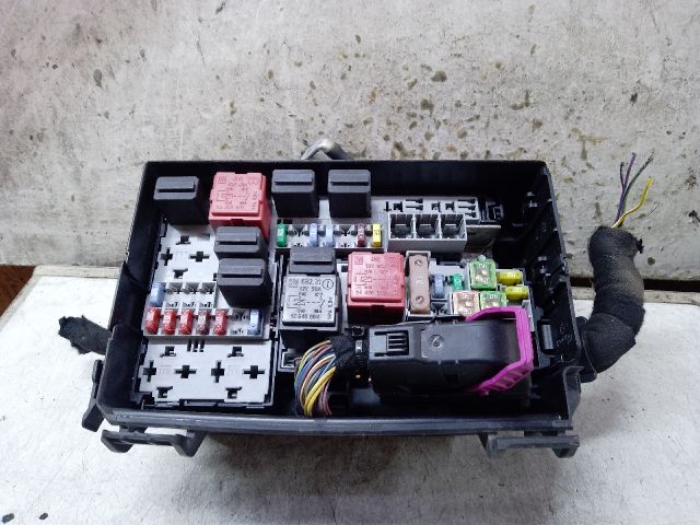 bontott OPEL CORSA D Biztosítéktábla Motortér