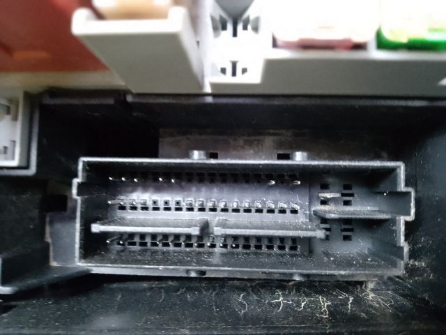 bontott OPEL CORSA D Biztosítéktábla Motortér