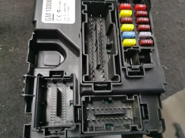 bontott OPEL CORSA D Biztosítéktábla Motortér