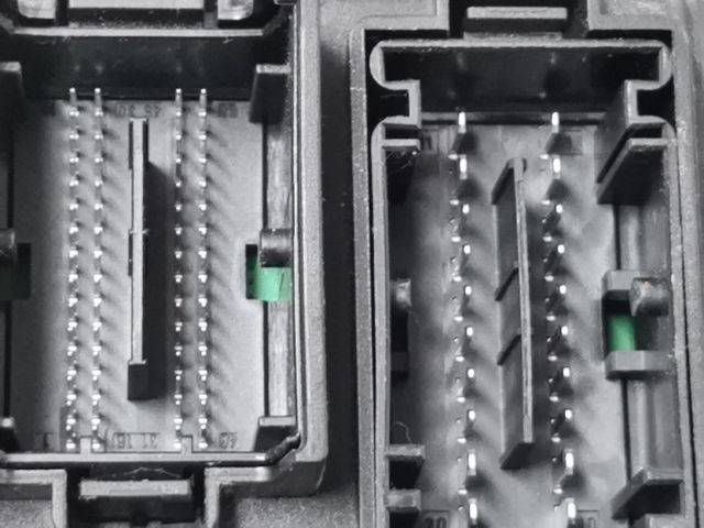 bontott OPEL CORSA D Biztosítéktábla Motortér