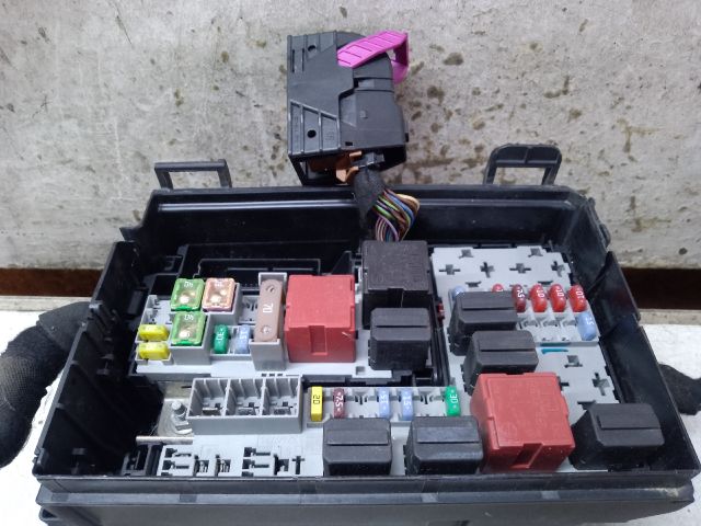 bontott OPEL CORSA D Biztosítéktábla Motortér