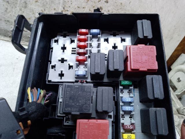 bontott OPEL CORSA D Biztosítéktábla Motortér