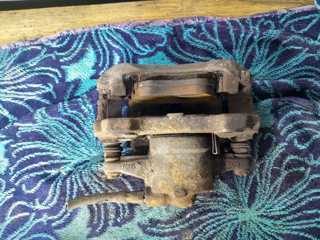 bontott OPEL CORSA D Jobb első Féknyereg Munkahengerrel