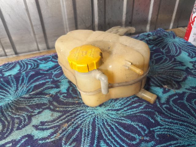 bontott OPEL CORSA D Kiegyenlítő Tartály