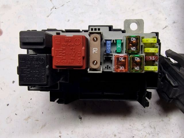 bontott OPEL CORSA D Biztosítéktábla Motortér