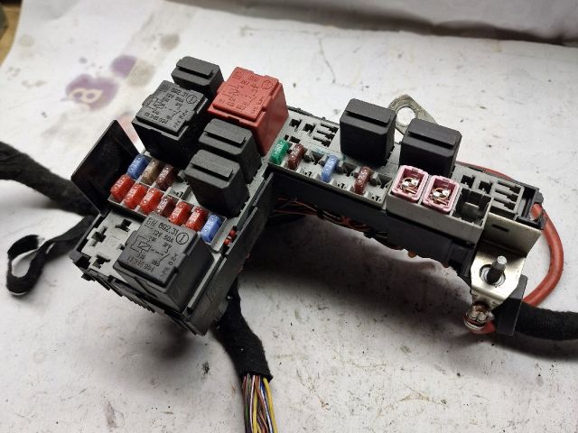 bontott OPEL CORSA D Biztosítéktábla Motortér