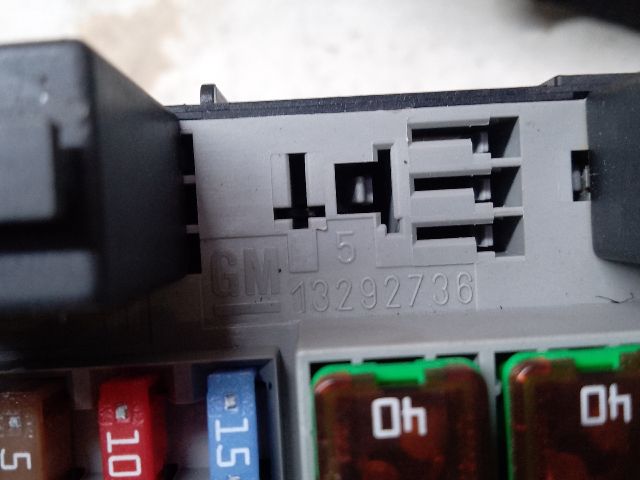 bontott OPEL CORSA D Biztosítéktábla Motortér