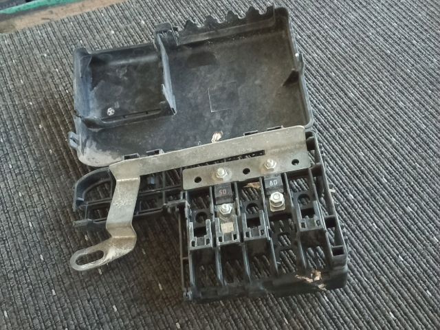 bontott OPEL CORSA D Biztosítéktábla Motortér