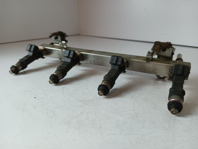 bontott OPEL CORSA D Porlasztó Sor / Híd