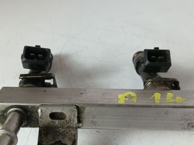 bontott OPEL CORSA D Porlasztó Sor / Híd