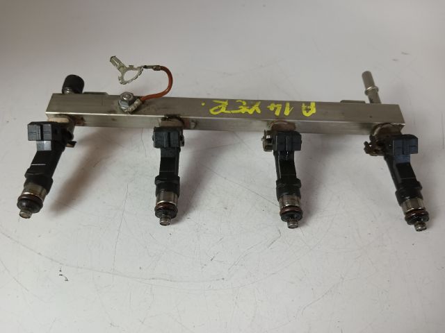 bontott OPEL CORSA D Porlasztó Sor / Híd