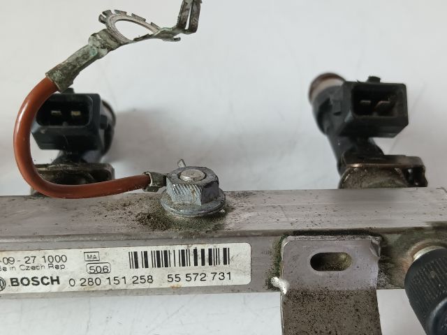 bontott OPEL CORSA D Porlasztó Sor / Híd