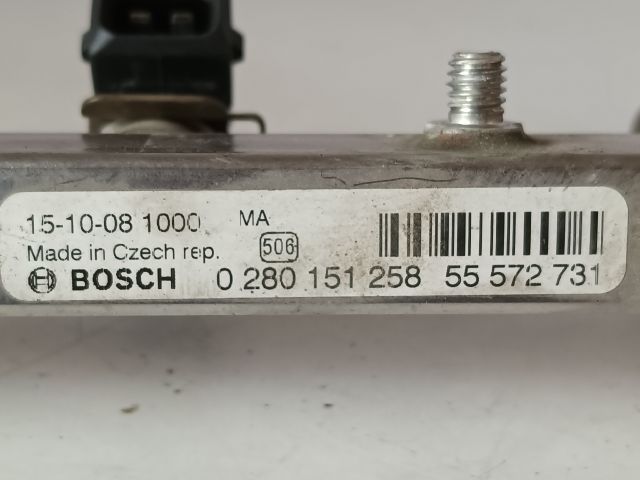 bontott OPEL CORSA D Porlasztó Sor / Híd