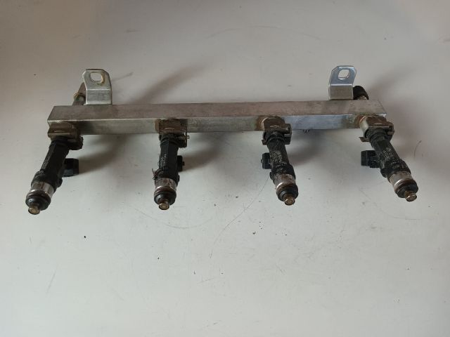 bontott OPEL CORSA D Porlasztó Sor / Híd